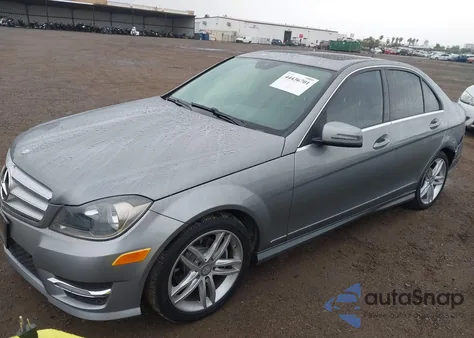 2013 Mercedes-Benz C 250 Sport z USA, uszkodzony, nr VIN WDDGF4HBXDA869821